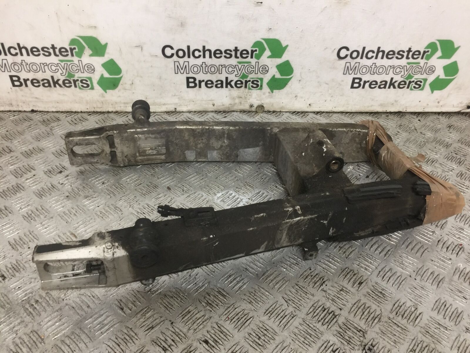 KAWASAKI ZX9R ZX9 E1 SWINGARM YEAR 2000 (STOCK 795)