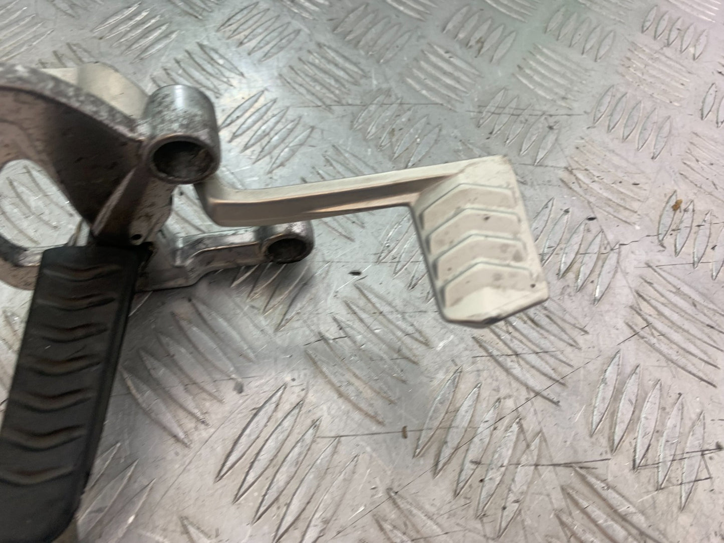 TRIUMPH 1050 SPRINT ST FRONT RIGHT HANGER & BRAKE PEDAL  2004-2007 (CMB1197)