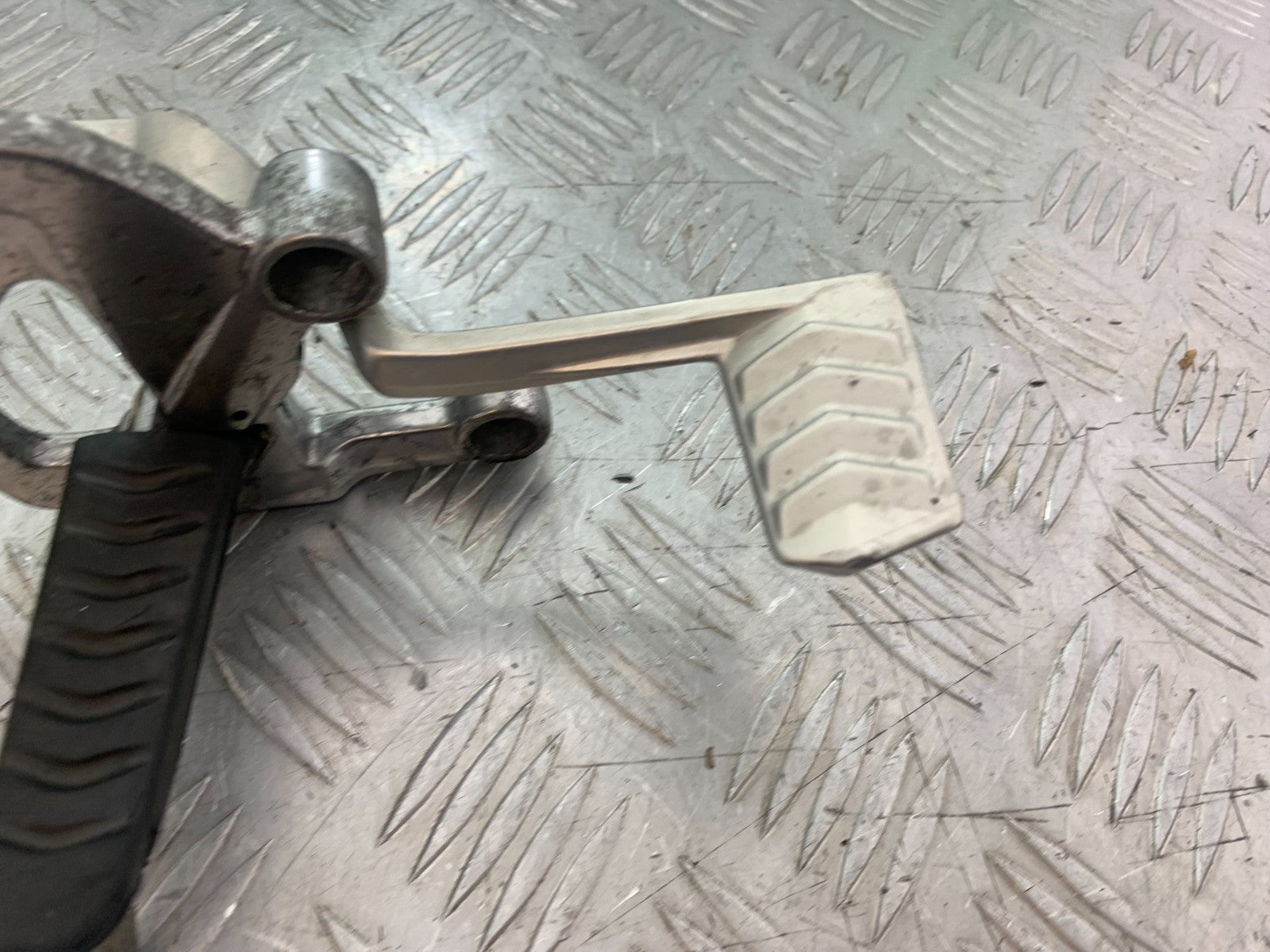 TRIUMPH 1050 SPRINT ST FRONT RIGHT HANGER & BRAKE PEDAL  2004-2007 (CMB1197)
