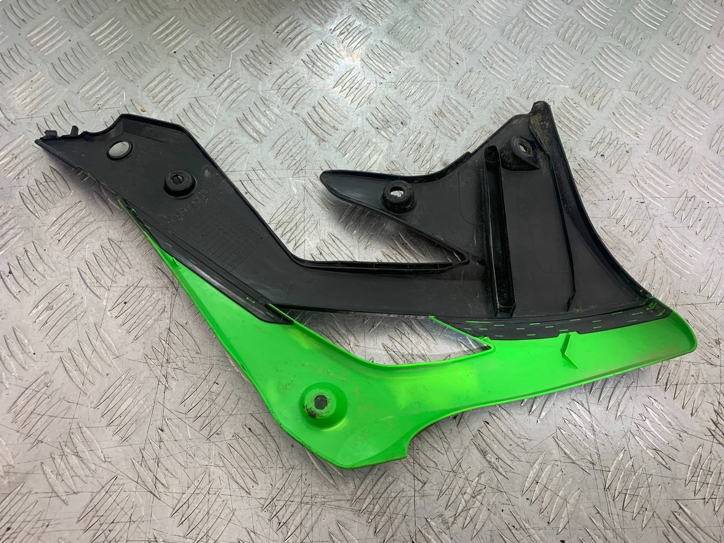 KAWASAKI KXF450 KXF 450 RIGHT RADIATOR COWL   YEAR 2013 CMB1217)