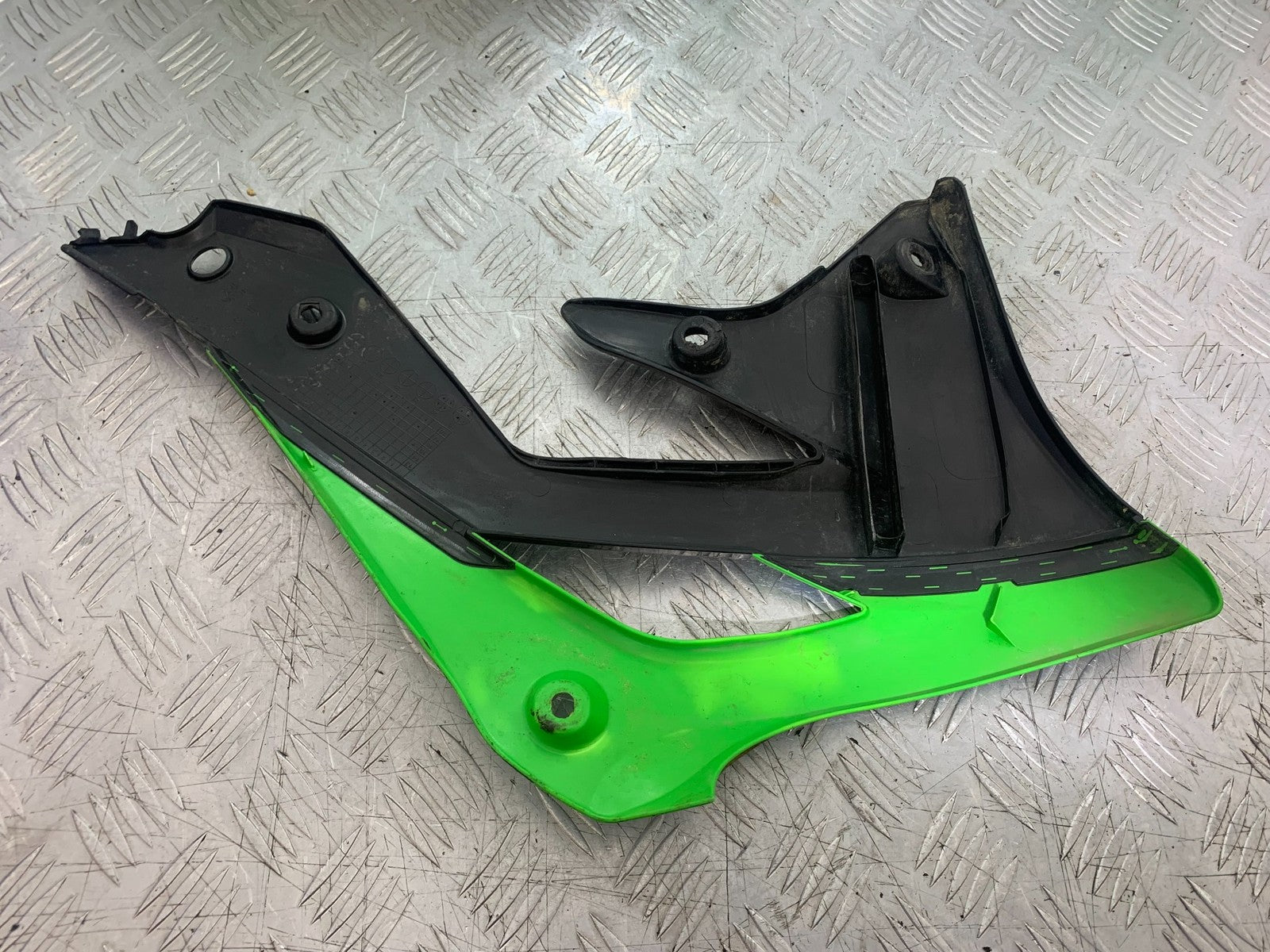 KAWASAKI KXF450 KXF 450 RIGHT RADIATOR COWL   YEAR 2013 CMB1217)