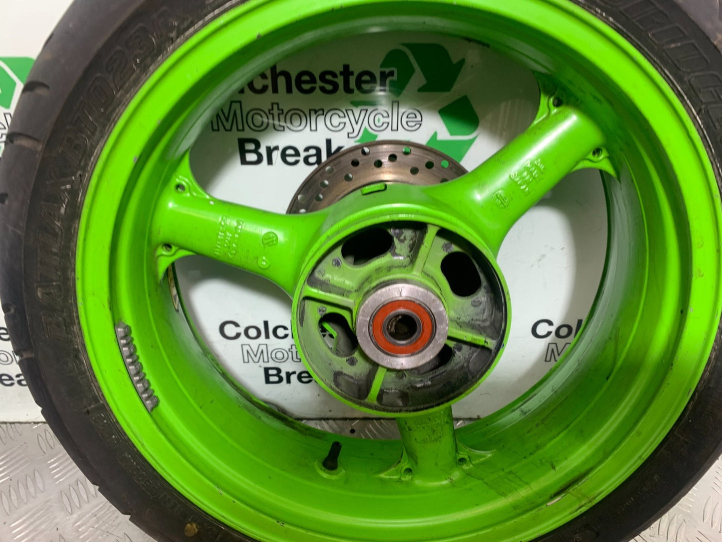 KAWASAKI ZX9R ZX9 C REAR WHEEL AND DISC YEAR 1998-99 (CMB1213)