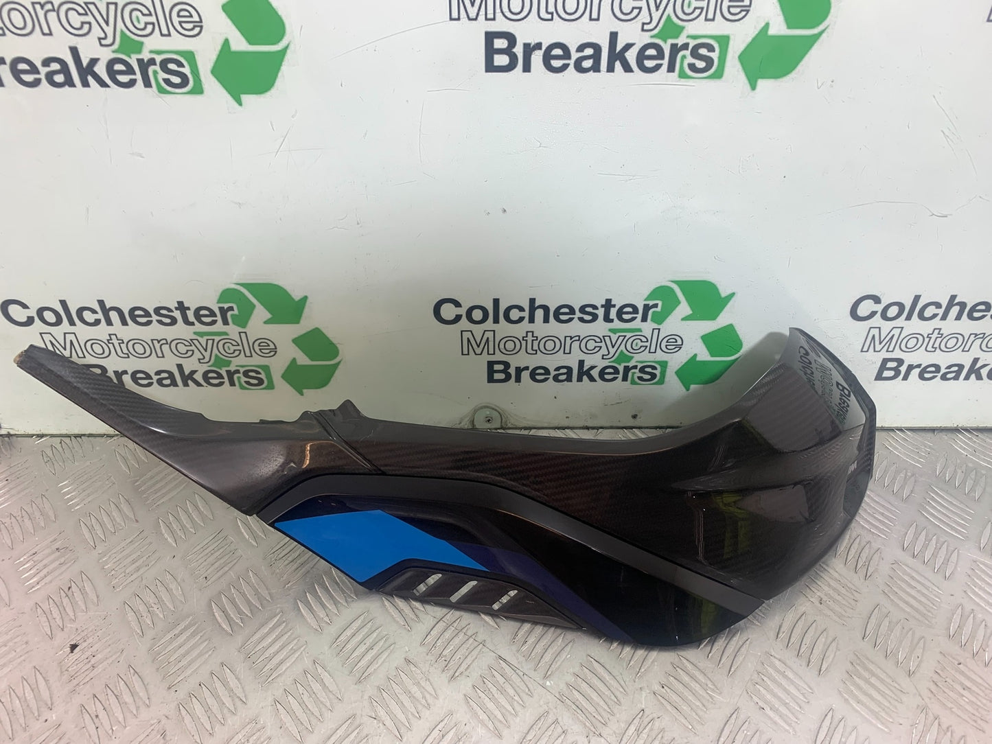 BMW M1000 R RIGHT CARBON TANK PANEL (DAMAGED) YEAR 2023-2024 (CMB1140)
