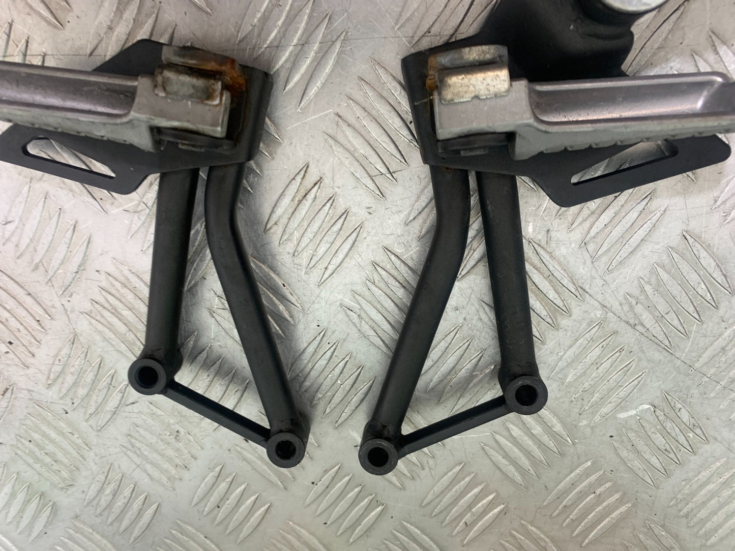 KAWASAKI Z125 Z 125 REAR HANGERS AND PEGS  YEAR  2018-2023 (CMB1167)