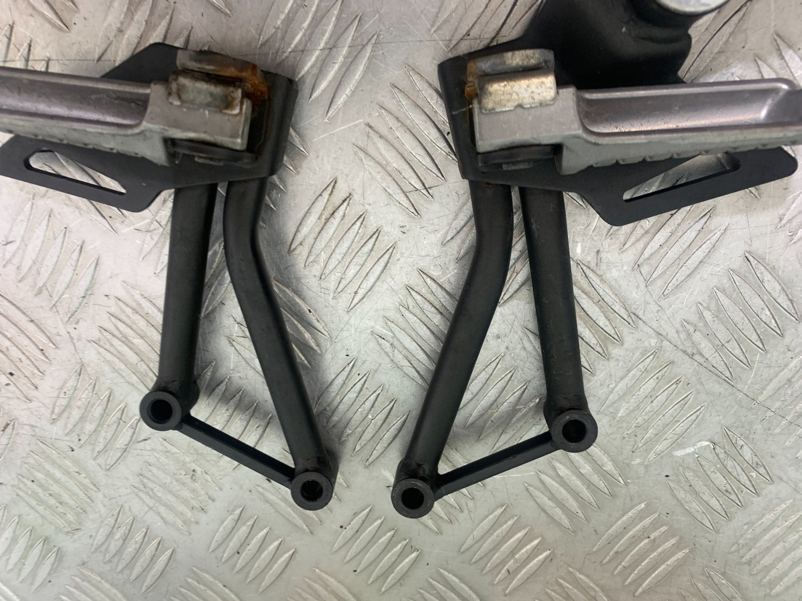 KAWASAKI Z125 Z 125 REAR HANGERS AND PEGS  YEAR  2018-2023 (CMB1167)