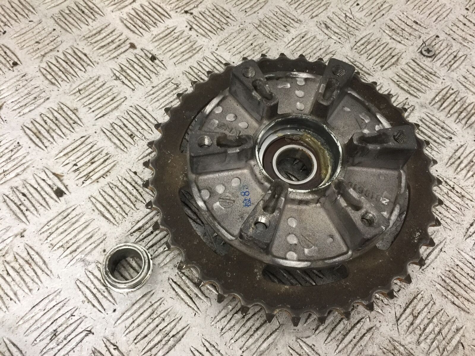 TRIUMPH 900 STREET SCRAMBLER SPROCKET CARRIER YEAR 2018  (STOCK 896)