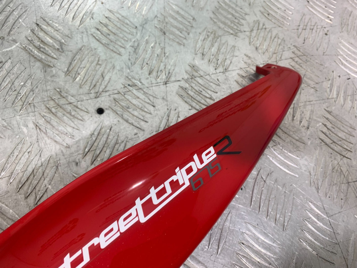 TRIUMPH 675 STREET TRIPLE R LEFT SEAT PANEL YEAR 2013 - 2016 (CMB1221)