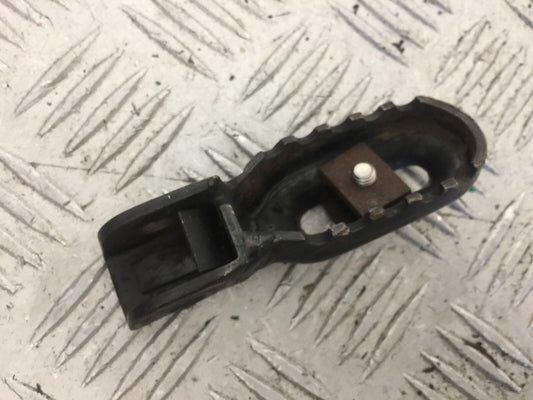 YAMAHA XT125X XT125 X FRONT RIGHT FOOTPEG  YEAR 2008  (STOCK 857)