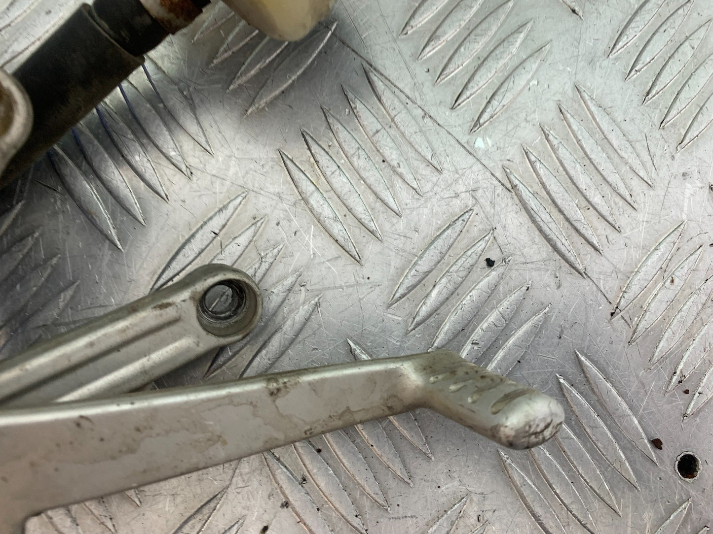 TRIUMPH T509 SPEED TRIPLE FRONT RIGHT HANGER  YEAR 1997-1998 (CMB1144)