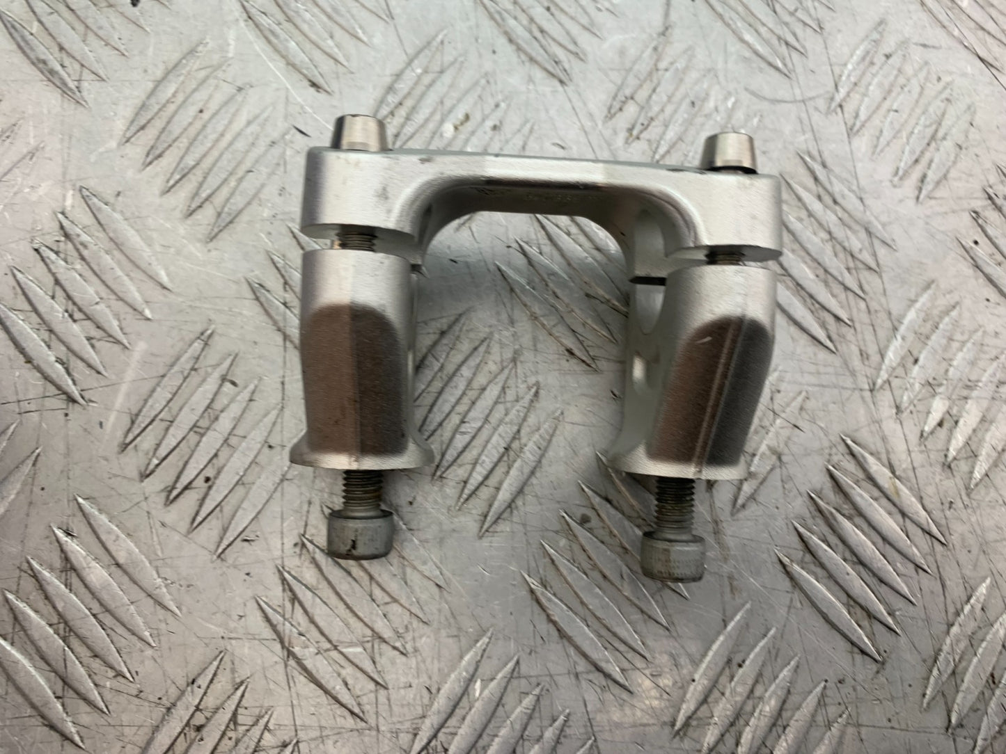 APRILIA TUONO 1000 V4R HANDLEBAR CLAMPS  YEAR 2011-13  (CMB1331)