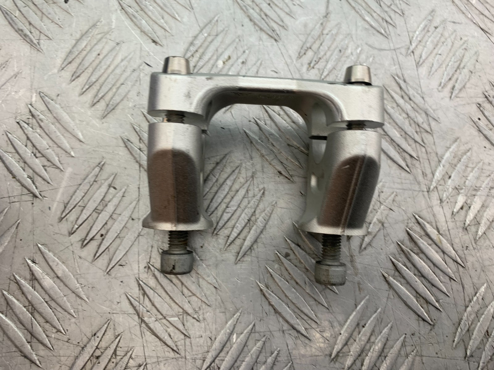 APRILIA TUONO 1000 V4R HANDLEBAR CLAMPS  YEAR 2011-13  (CMB1331)