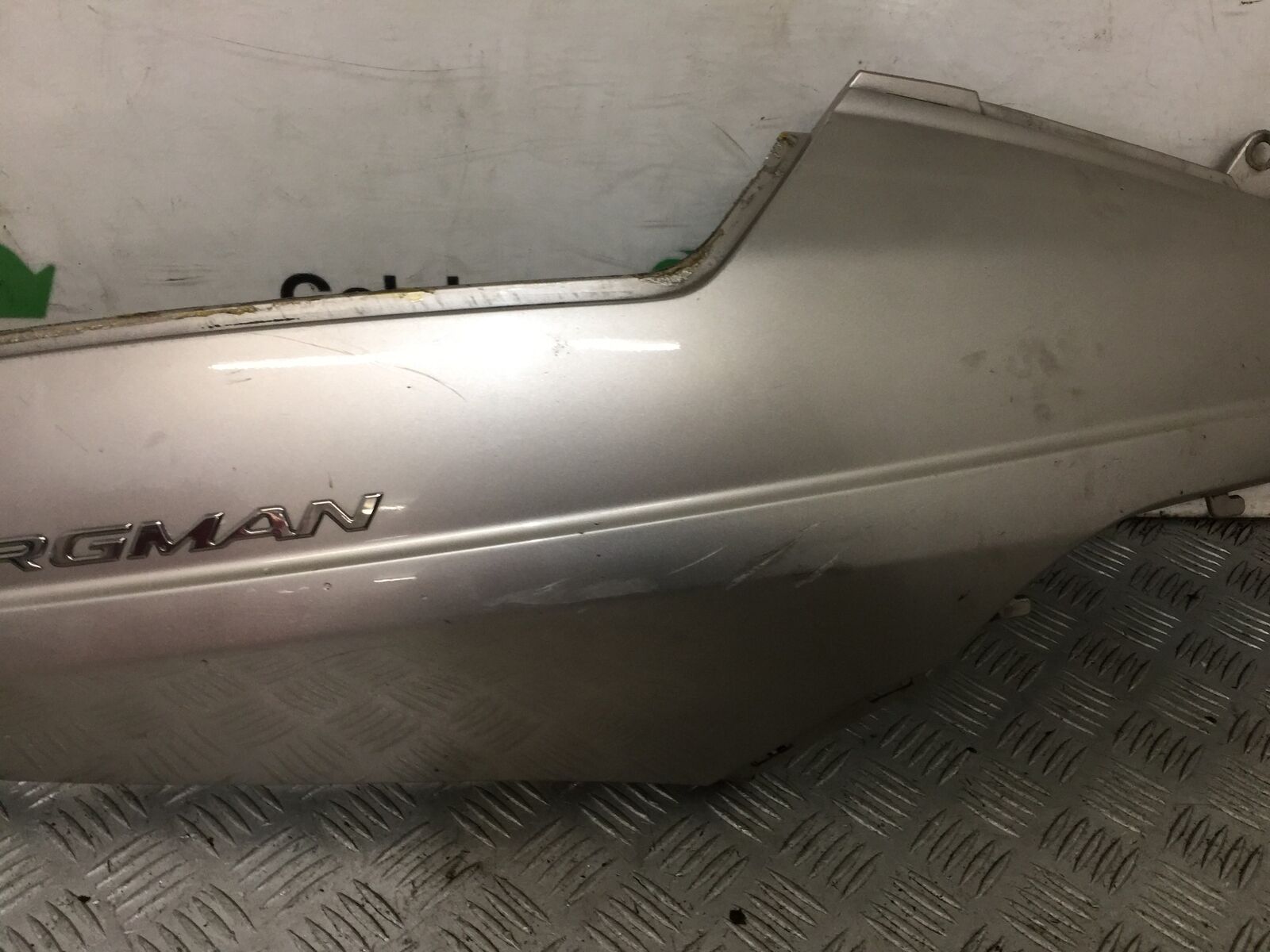 SUZUKI AN 250 BURGMAN RIGHT SEAT PANEL YEAR 1999  (STOCK 881)