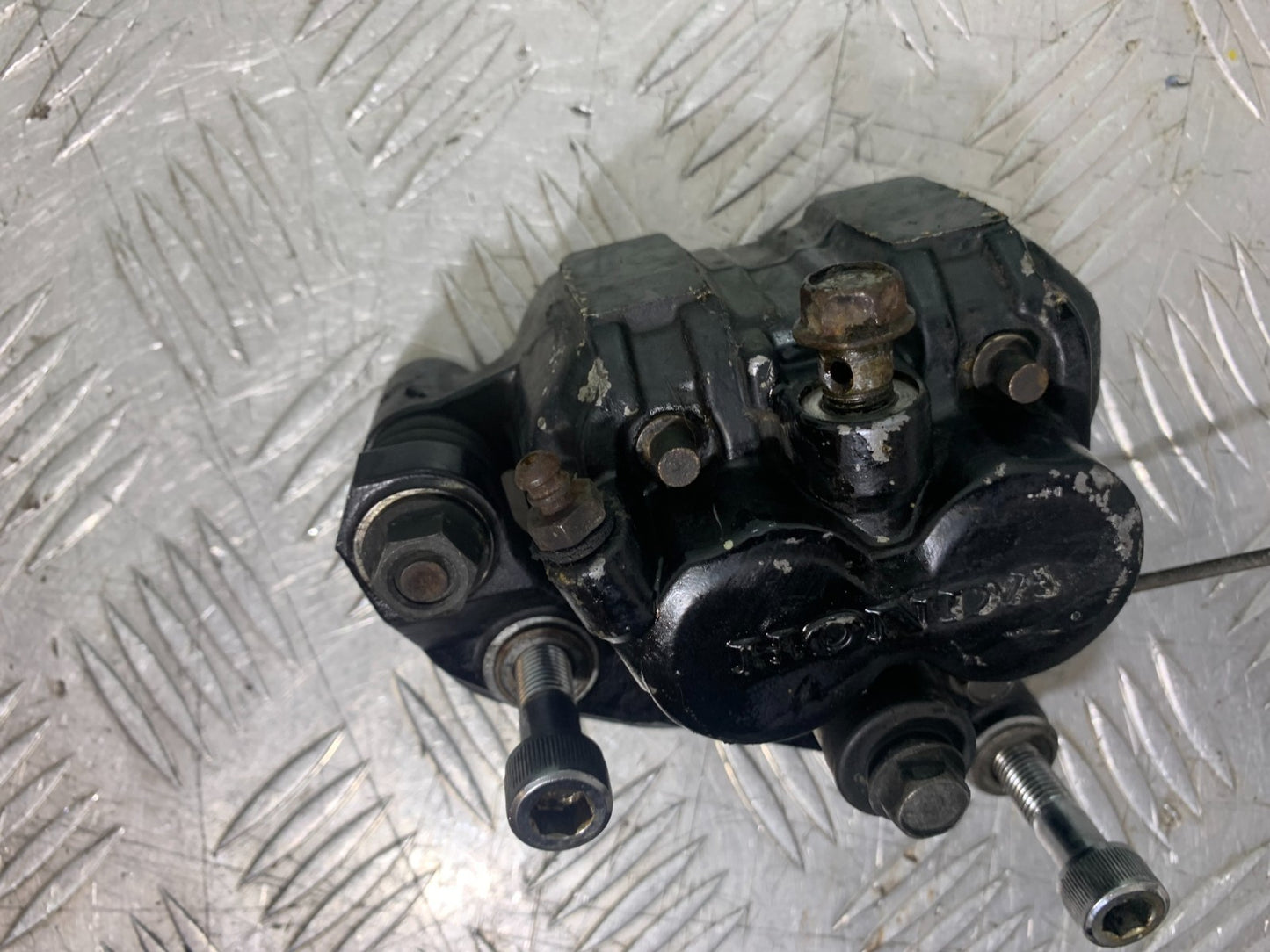 HONDA VT700 VT 700 SHADOW FRONT LEFT CALIPER   YEAR 1984-85 (CMB1328)