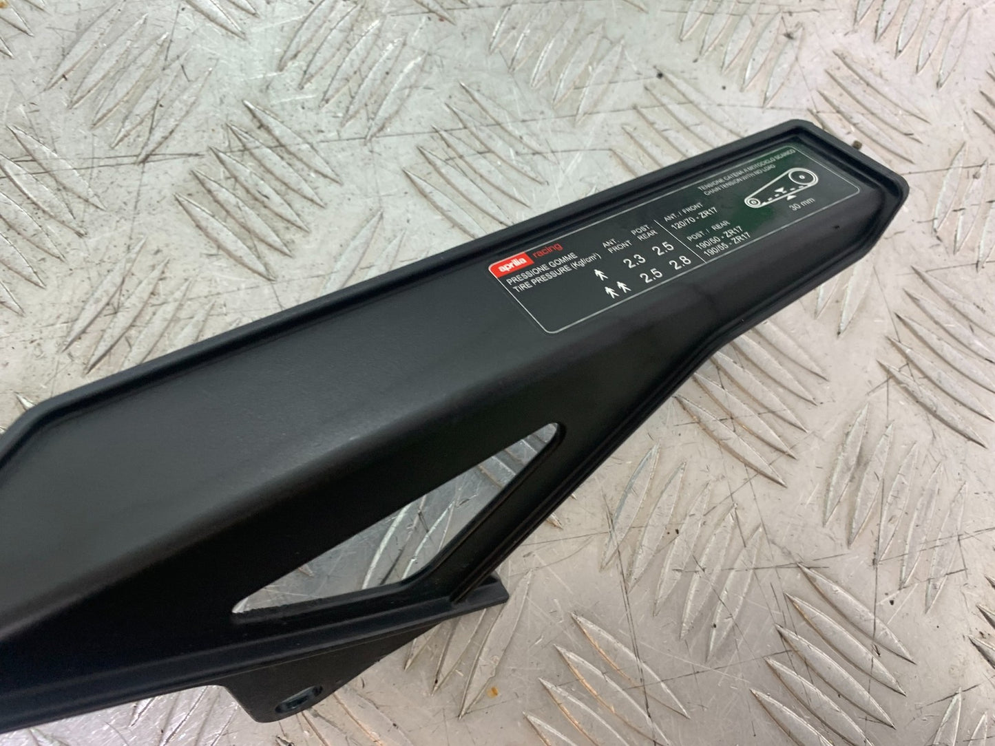 APRILIA RSV4 FACTORY CHAIN GUARD YEAR 2009-2012 (CMB1224)