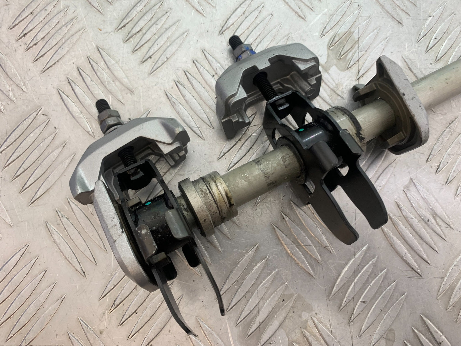 TRIUMPH TRIDENT 660 REAR WHEEL SPINDLE AND ADJUSTERS  YEAR 2021-2024 (CMB1148)