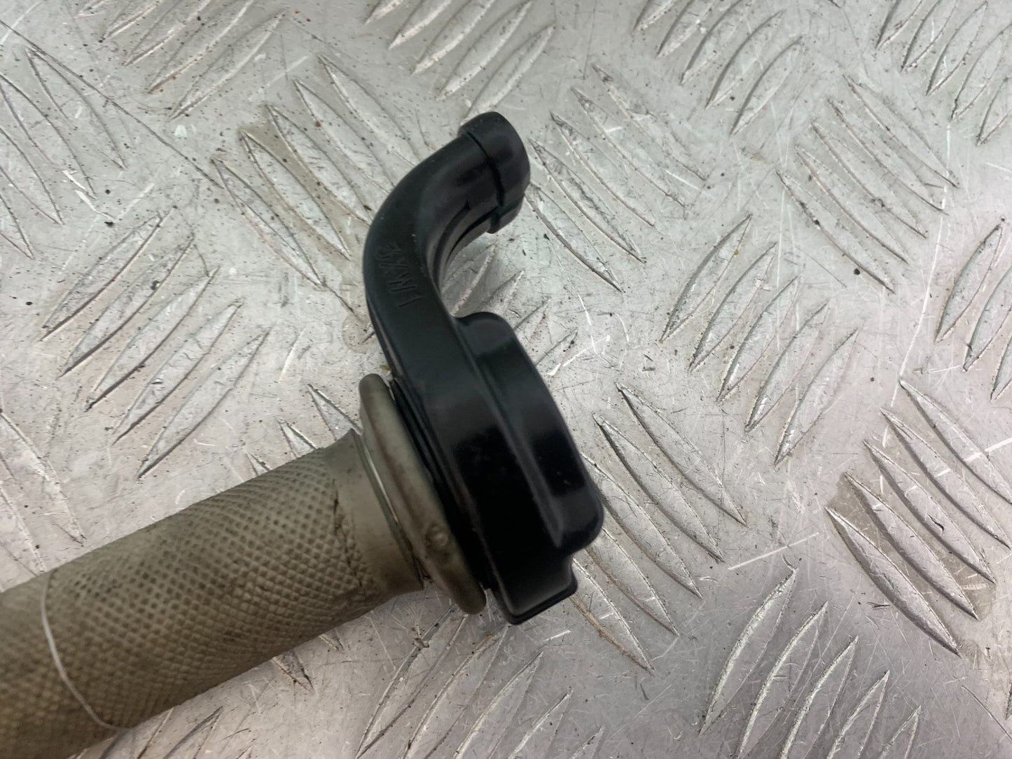 YAMAHA YZF R1 THROTTLE AND GRIP  YEAR 2004-2006 (CMB1155)