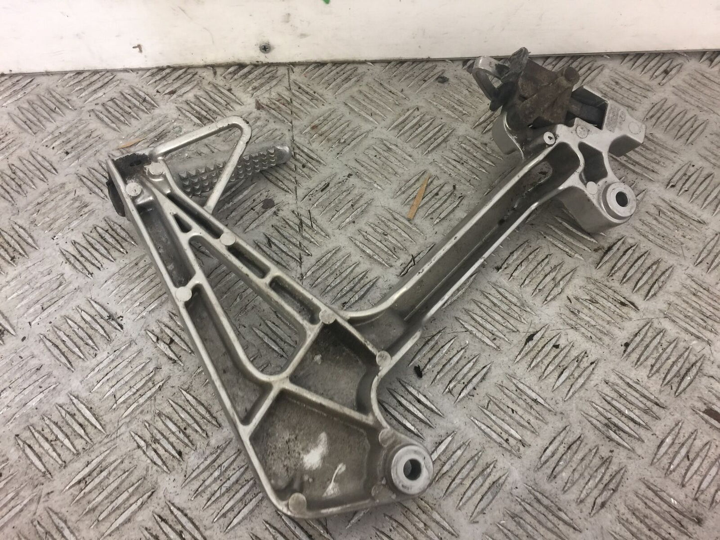 HONDA VFR800 VFR 800 LEFT REAR HANGER  YEAR 1998-2001 (PRE V-TEC) STOCK NO326