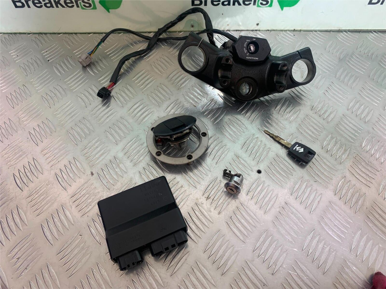 SUZUKI DL 650 V-STROM ECU LOCKS KEY YEAR 2016 (STOCK 996)
