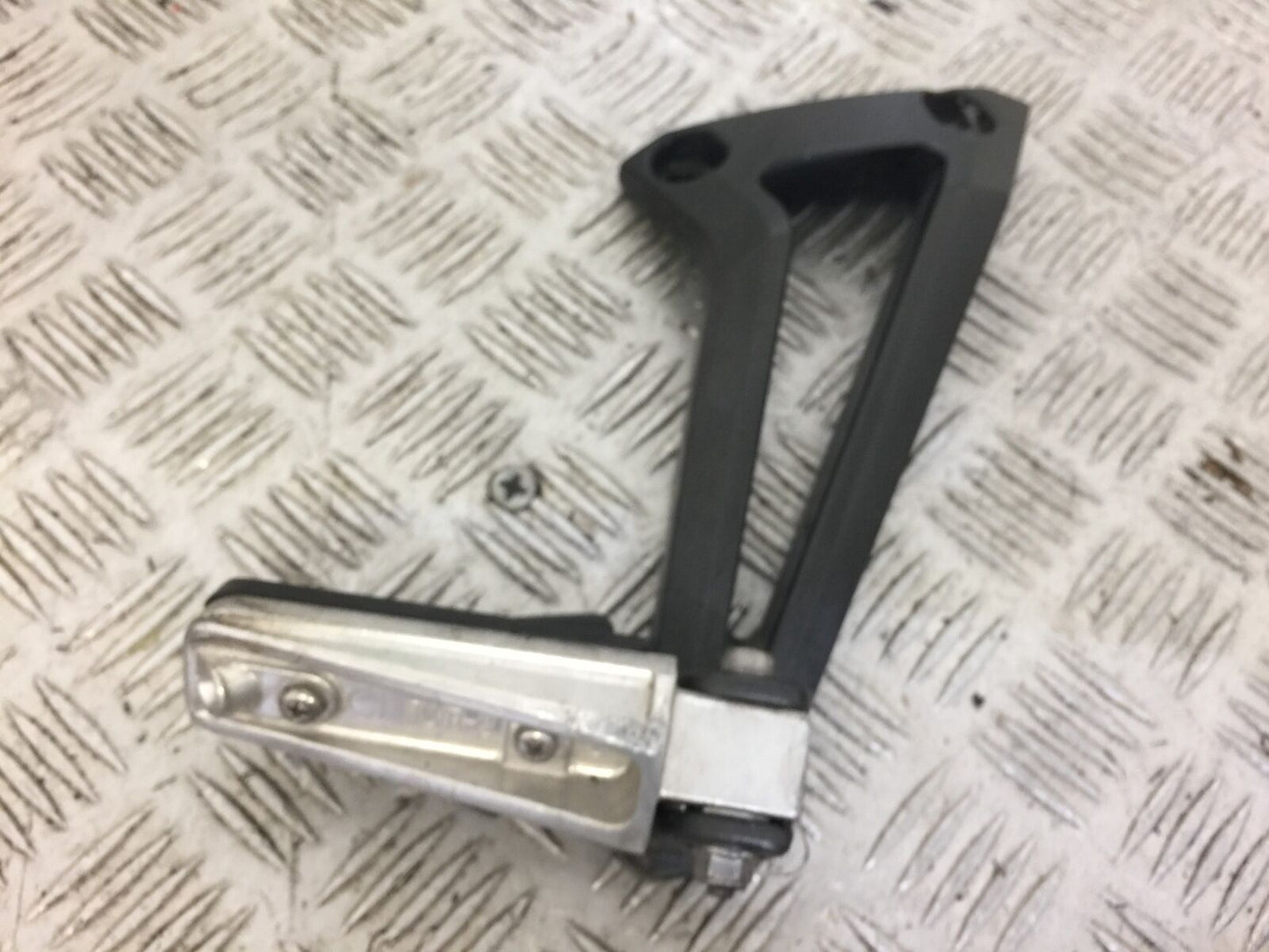 YAMAHA FZ6 S2 RIGHT REAR HANGER AND PEG  YEAR 2007 (STOCK 547)