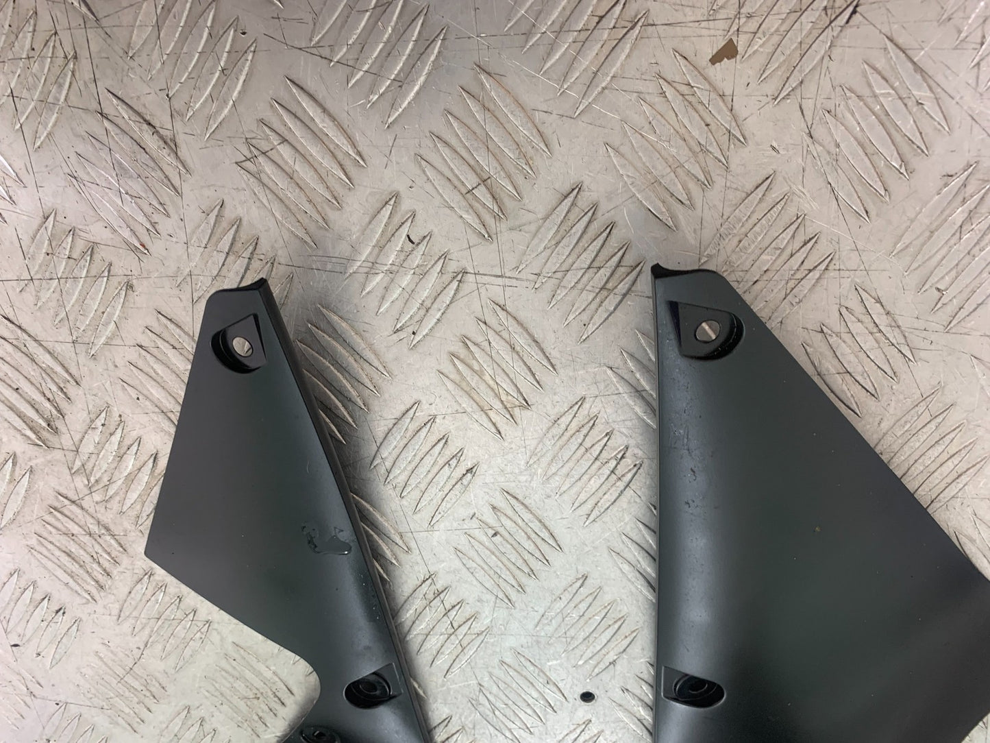 YAMAHA YZF R1 14 B BIG BANG LEFT & RIGHT INNER INFILLS   2009-14 (CMB1175)