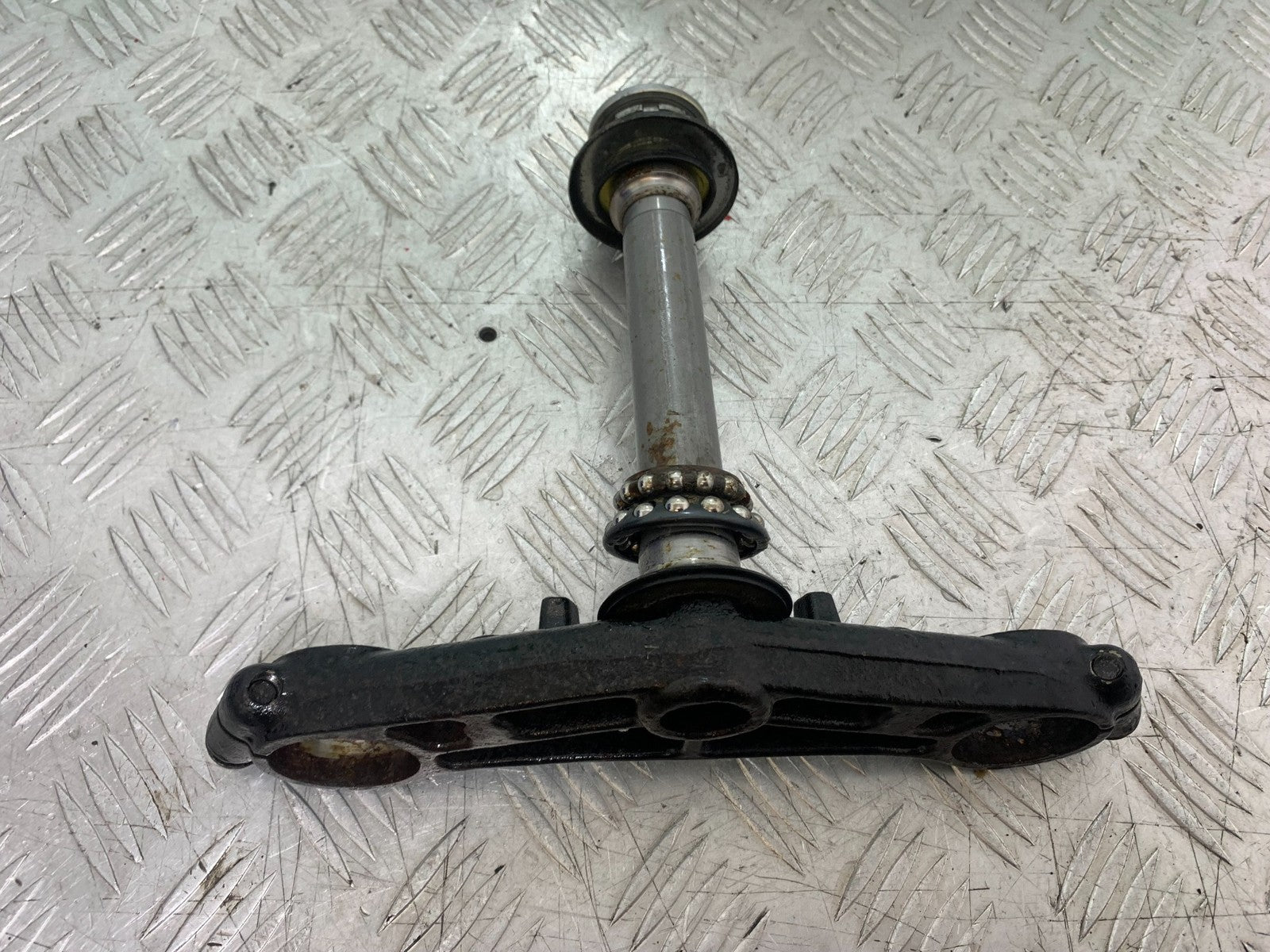 HONDA CBR1100 BLACKBIRD BOTTOM YOKE   YEAR 1999-2005 (CMB1232)