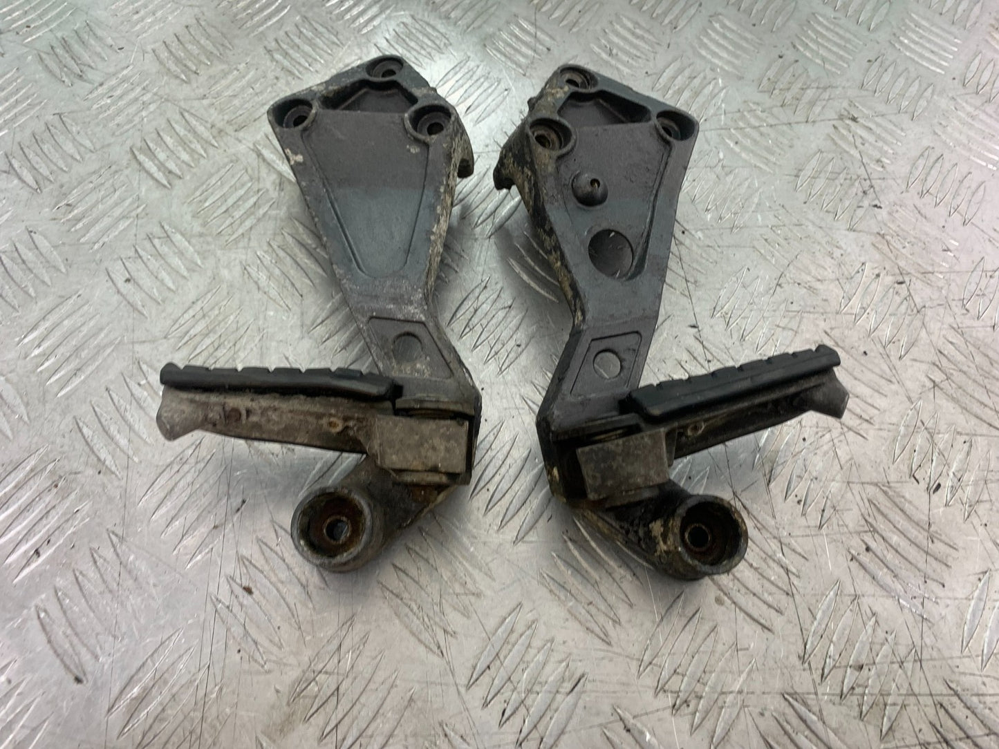 TRIUMPH TROPHY 900 REAR HANGERS AND PEGS  YEAR 1991-95 (CMB1251)