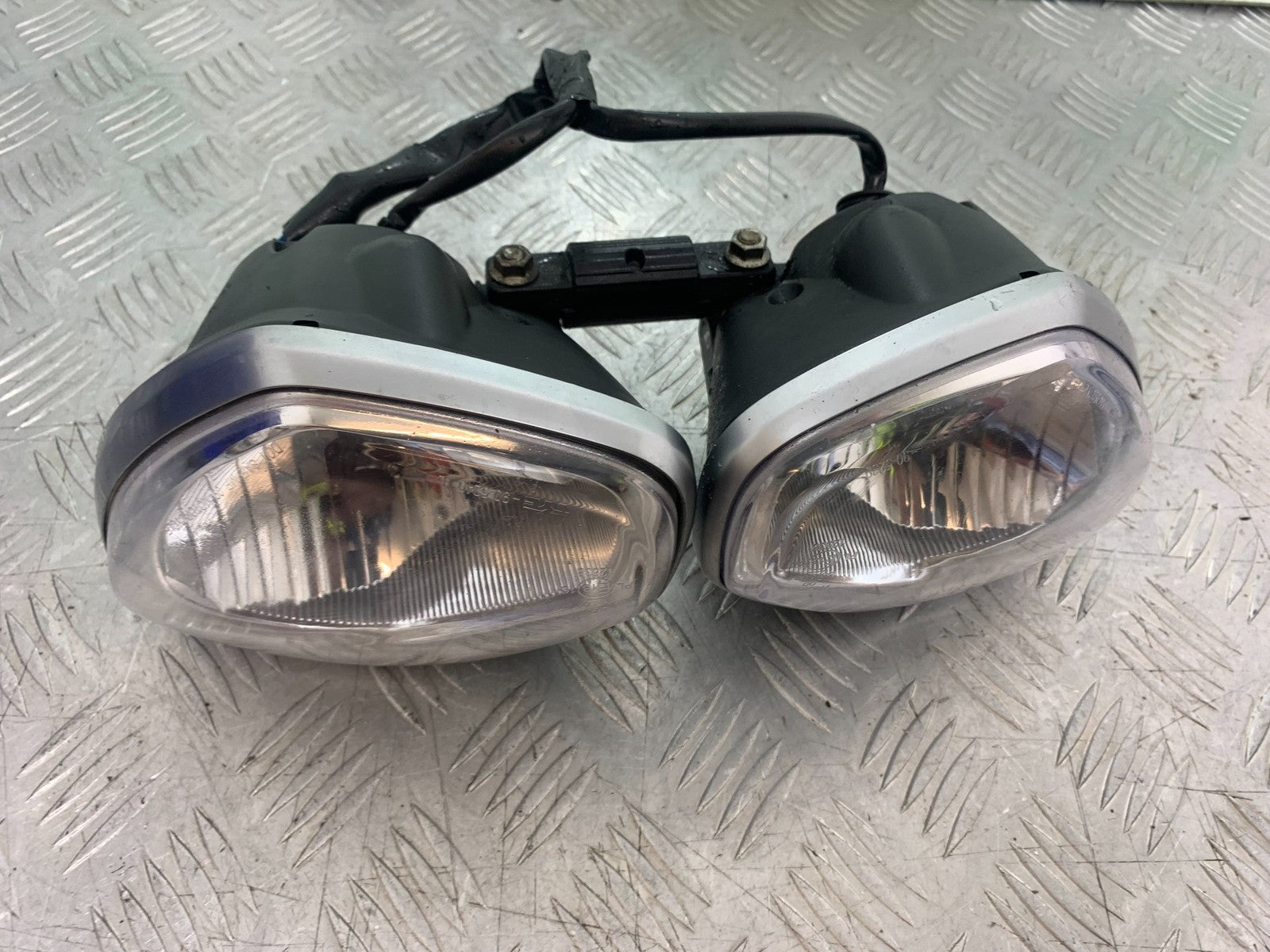 TRIUMPH 675 STREET TRIPLE R HEADLIGHTS YEAR 2013 - 2016 (CMB1221)