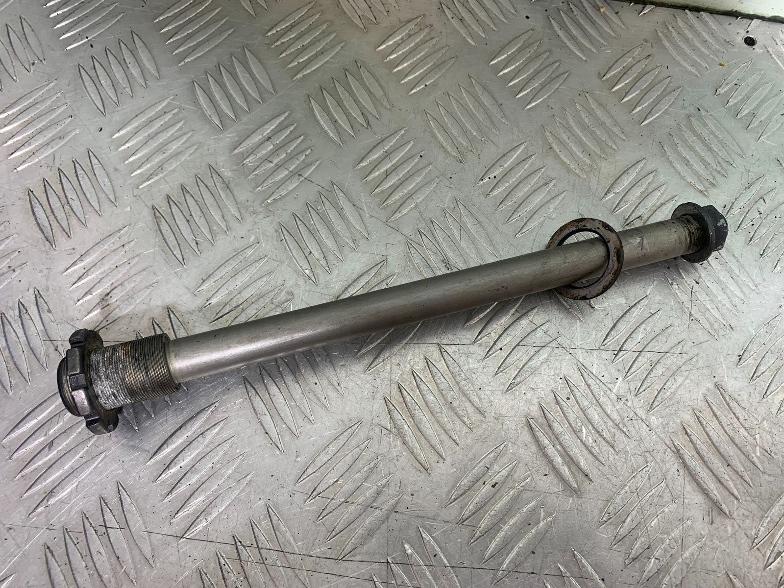 KAWASAKI ZX9R ZX9 C SWINGARM SPINDLE YEAR 1998-99 (CMB1213)