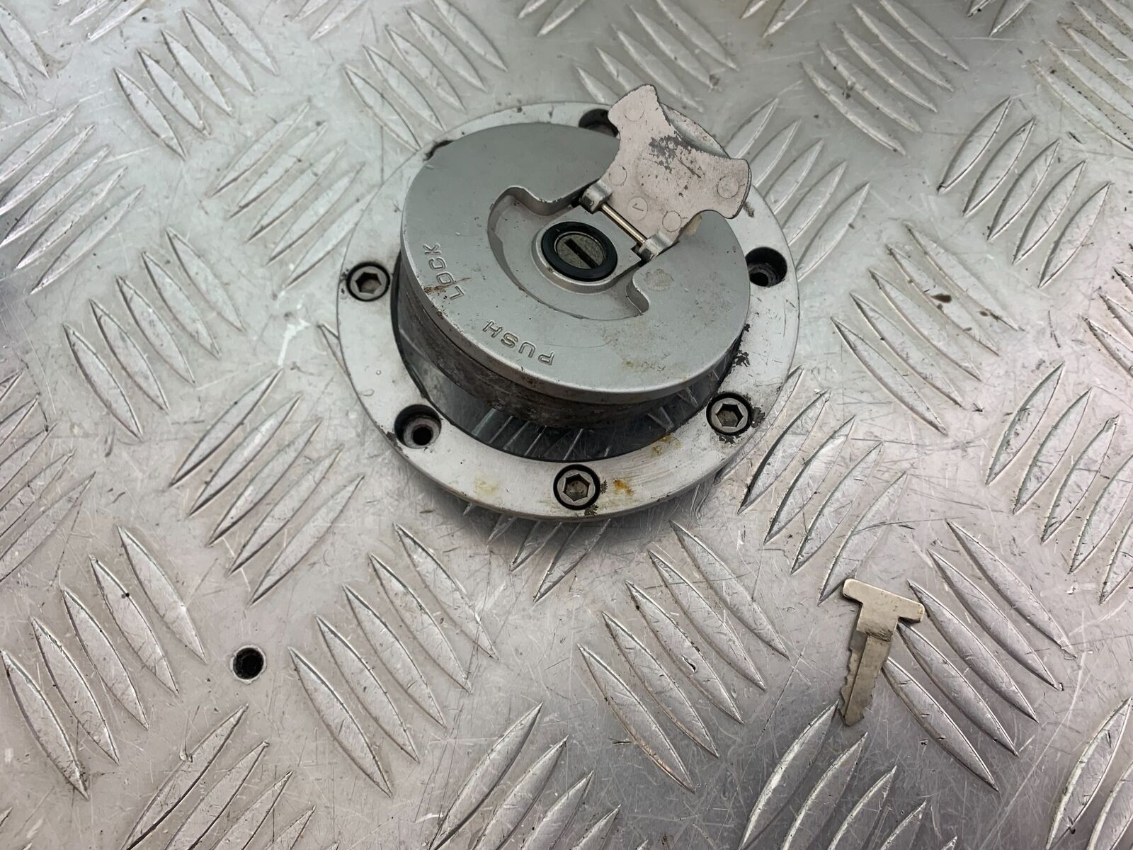 HONDA CBR600 CBR 600 F2 PETROL CAP AND KEY   YEAR 1991-1993 (CMB1114)