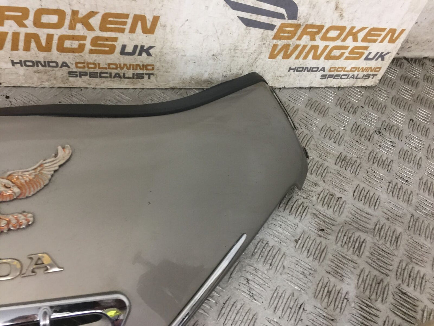 HONDA GL1800 GL 1800 TOP FAIRING PANEL YEAR 2004-10 ABS (STOCK 890)