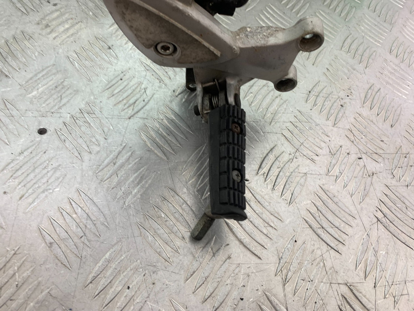 TRIUMPH 955i SPRINT ST FRONT RIGHT HANGER   YEAR 1999-04 (CMB1230)