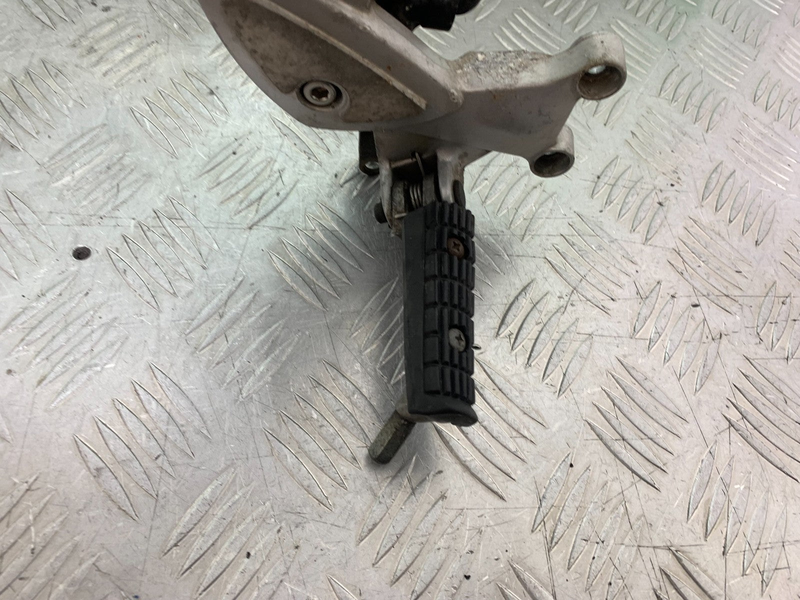 TRIUMPH 955i SPRINT ST FRONT RIGHT HANGER   YEAR 1999-04 (CMB1230)