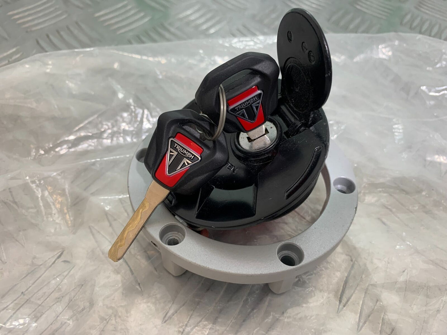 TRIUMPH 1050 SPEED TRIPLE RS PETROL CAP AND KEYS  YEAR 2018-2020 (CMB1029)