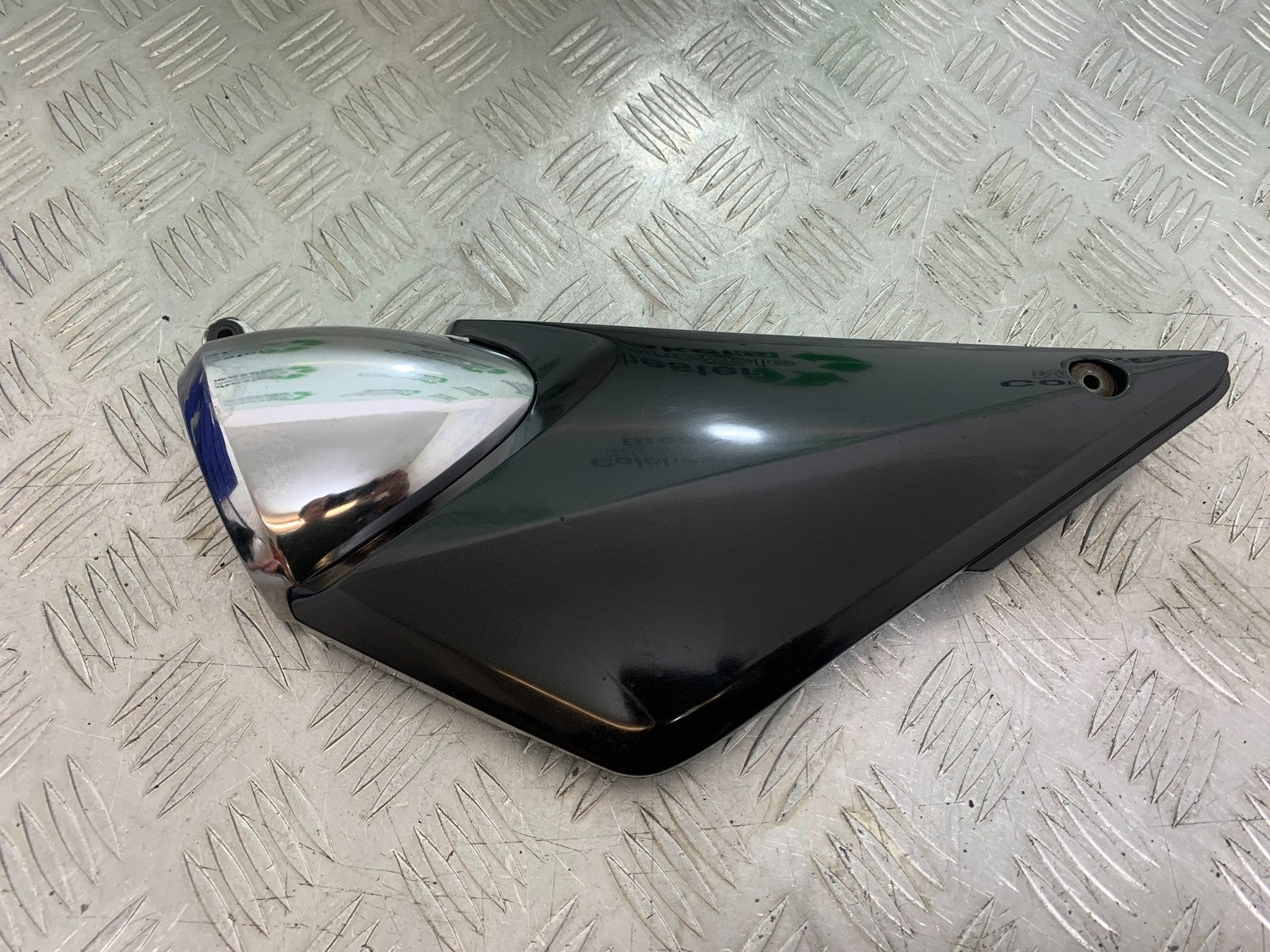 SUZUKI GSF1200 GSF 1200 BANDIT LEFT SEAT PANEL  YEAR 2001-2004 (CMB1188)