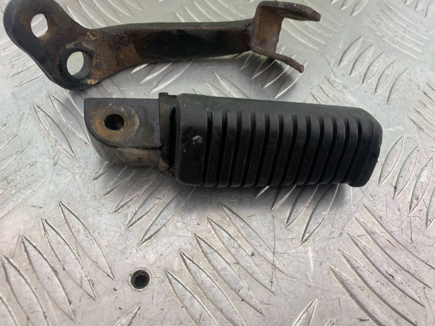 MUTT GT-SS 125 FRONT RIGHT FOOTPEG   YEAR 2020- 2024 (CMB1085)