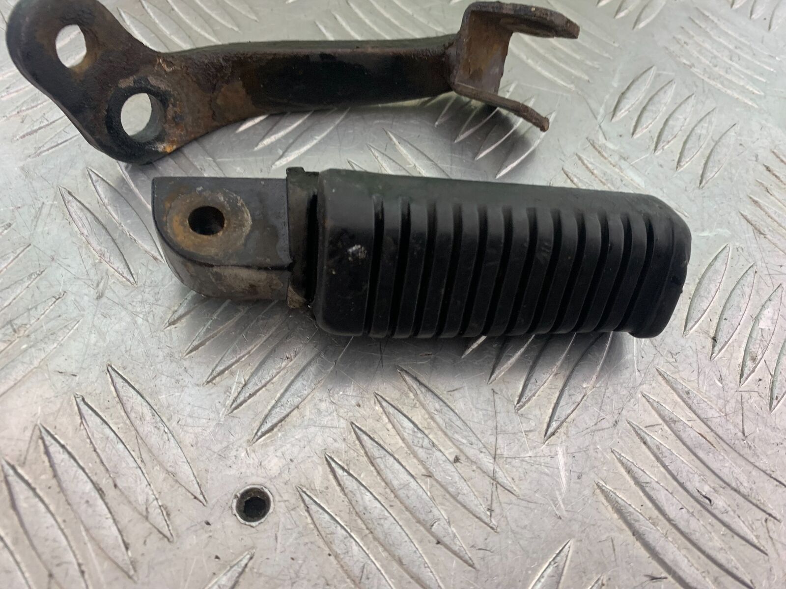 MUTT GT-SS 125 FRONT RIGHT FOOTPEG   YEAR 2020- 2024 (CMB1085)