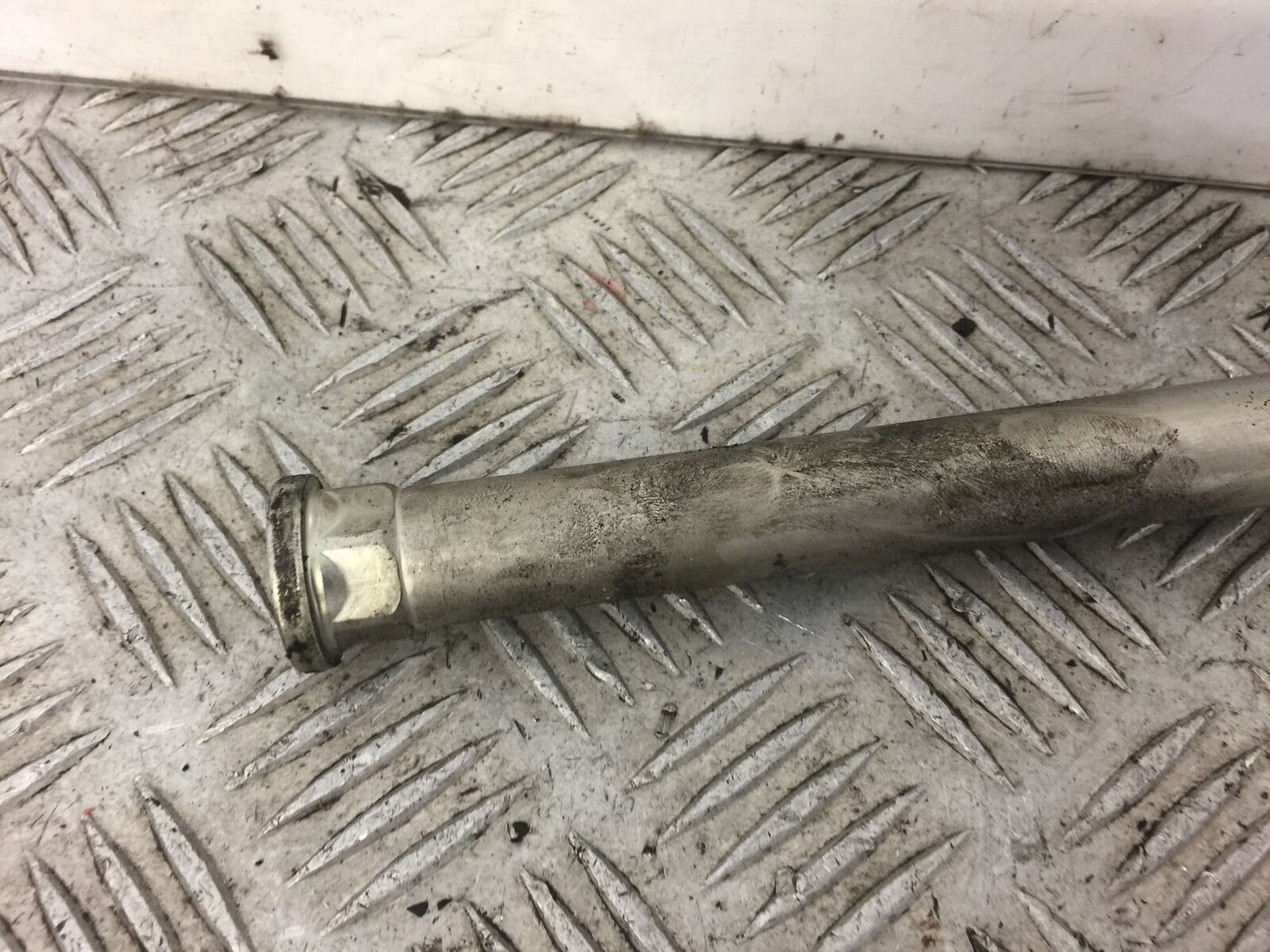 KAWASAKI ZX6R ZX6 R P7F P8F SWINGARM SPINDLE  YEAR 2007 2008 (STOCK 337)