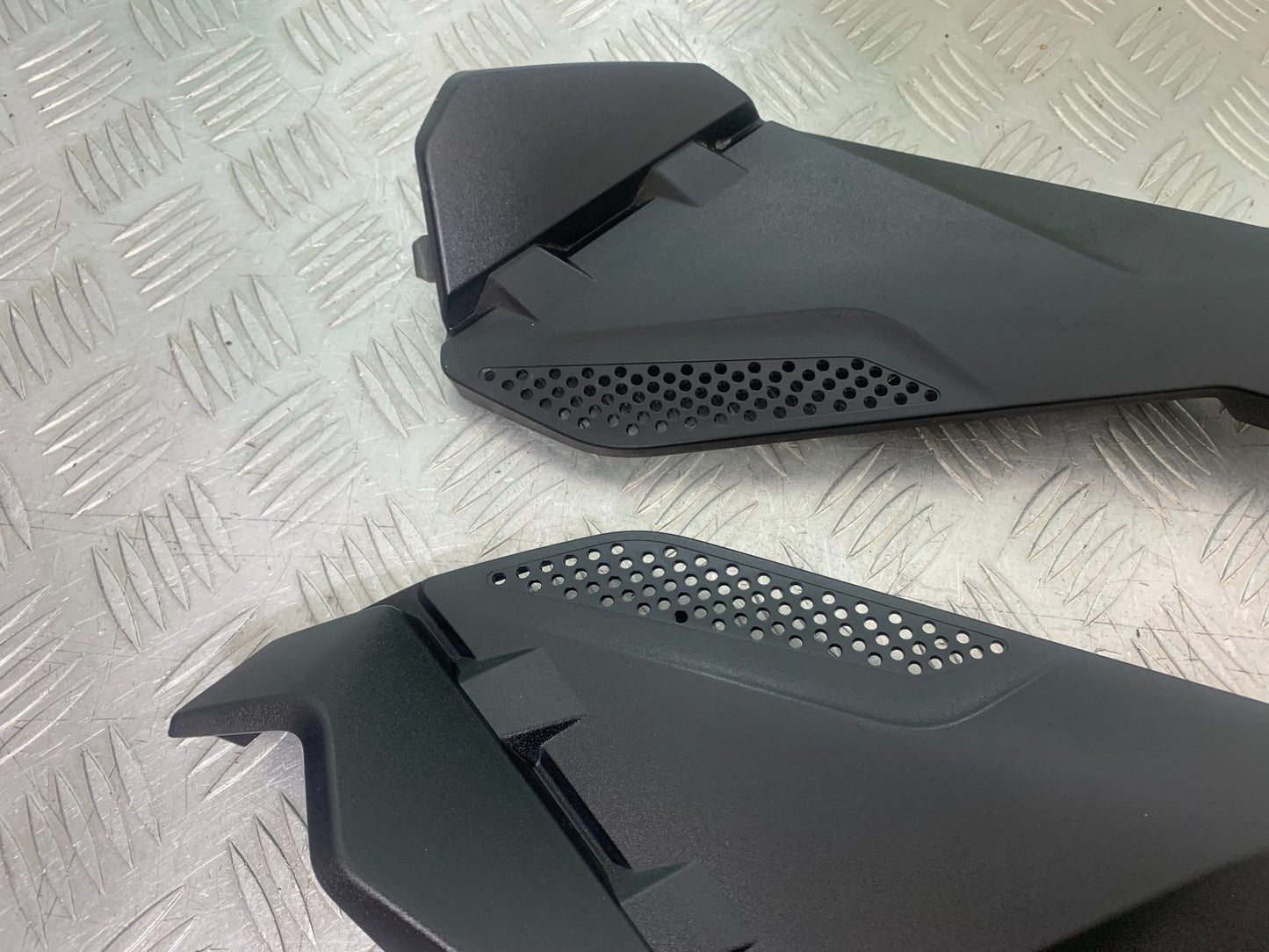 BMW R1200 R 1200 GS LEFT & RIGHT TANK PANELS    YEAR 2013-2016 (CMB1257)