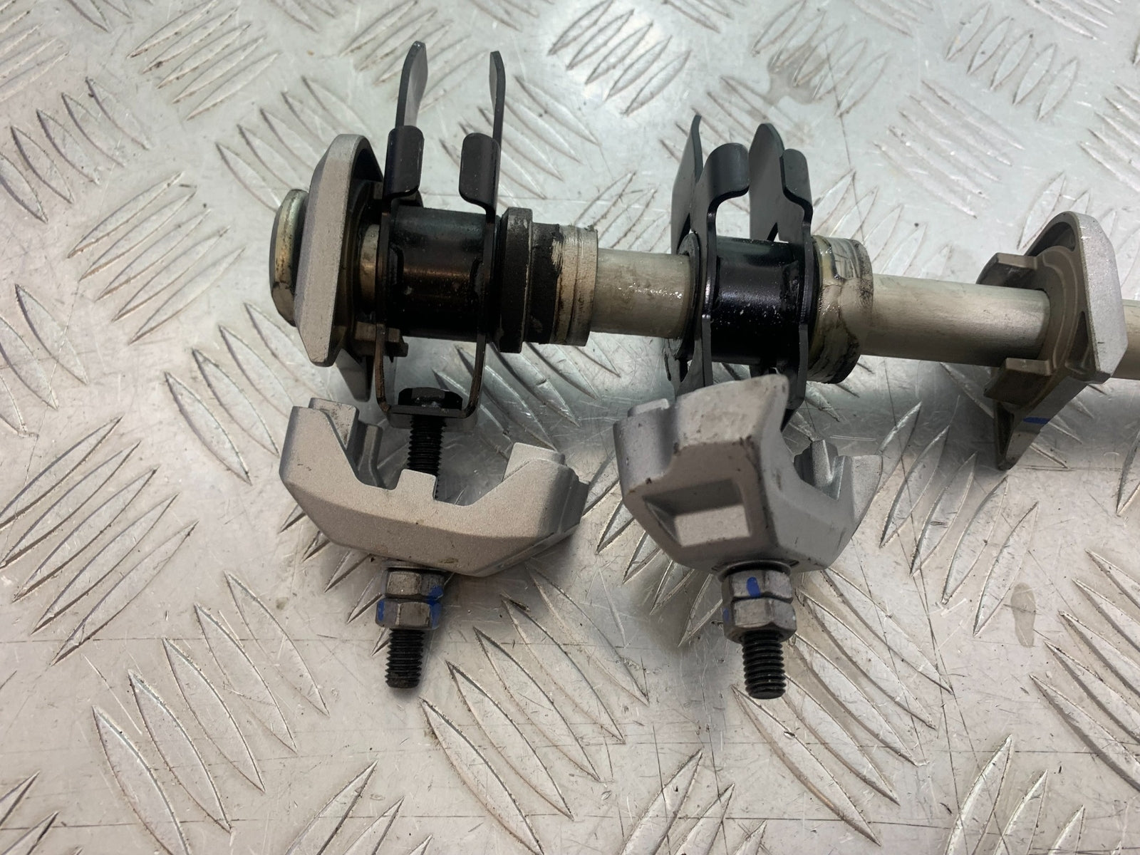 TRIUMPH TRIDENT 660 REAR WHEEL SPINDLE AND ADJUSTERS  YEAR 2021-2024 (CMB1148)