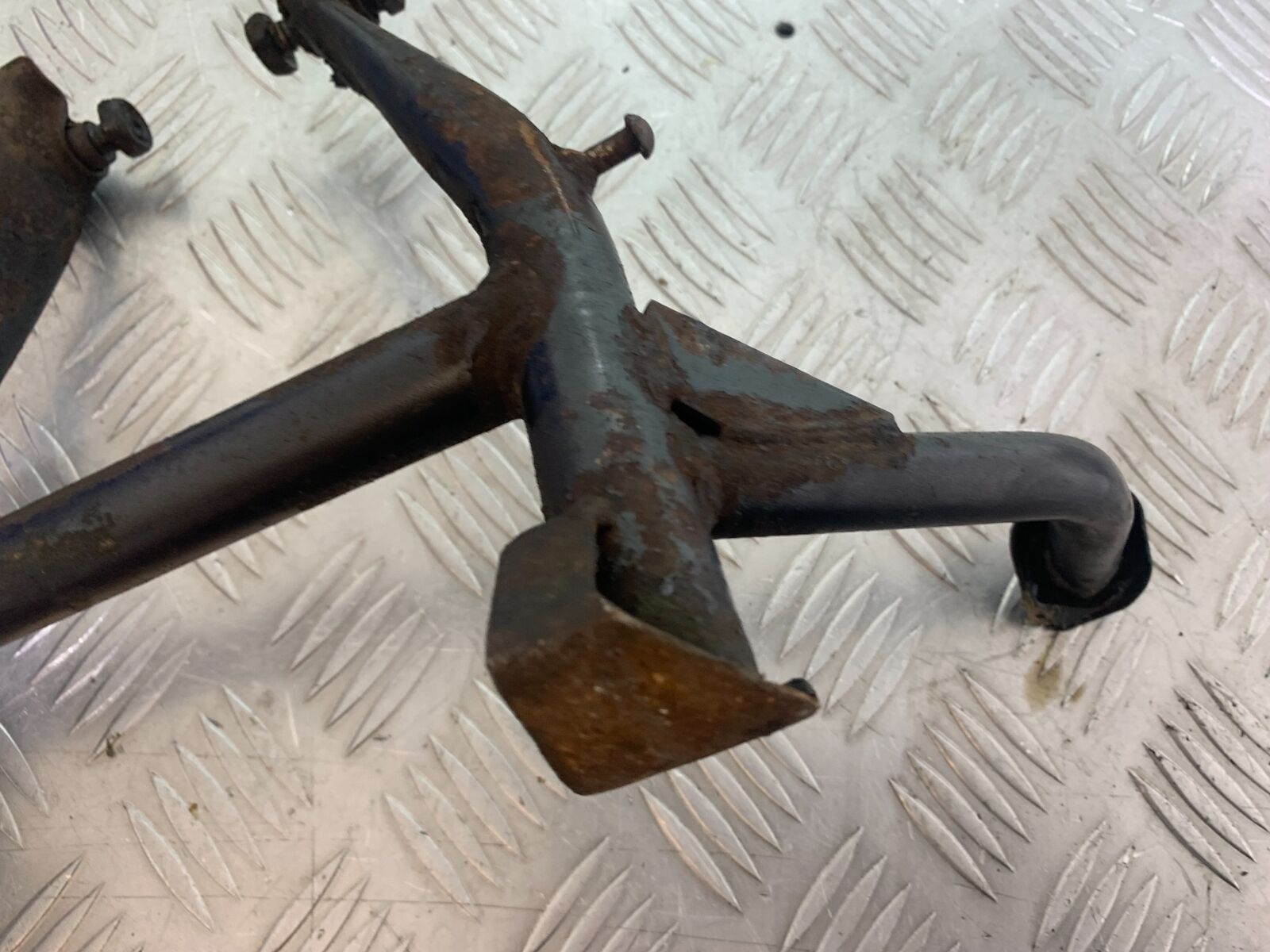 KAWASAKI Z750 ZR750 ZR-7S CENTER STAND    YEAR 1999-05 (CMB1135)