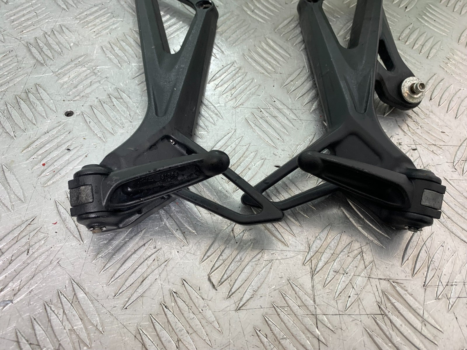 MV AGUSTA 800 F3 REAR HANGERS AND PEGS  YEAR 2017-2019 (CMB1227)