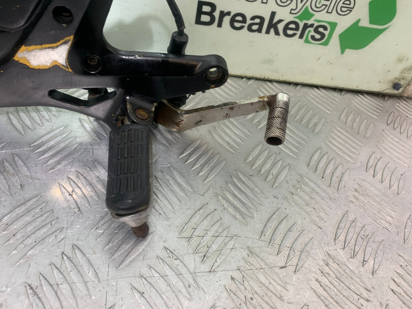 HONDA CBF600 CBF 600 RIGHT HANGER AND PEGS  YEAR 2004-07  (CMB1305)