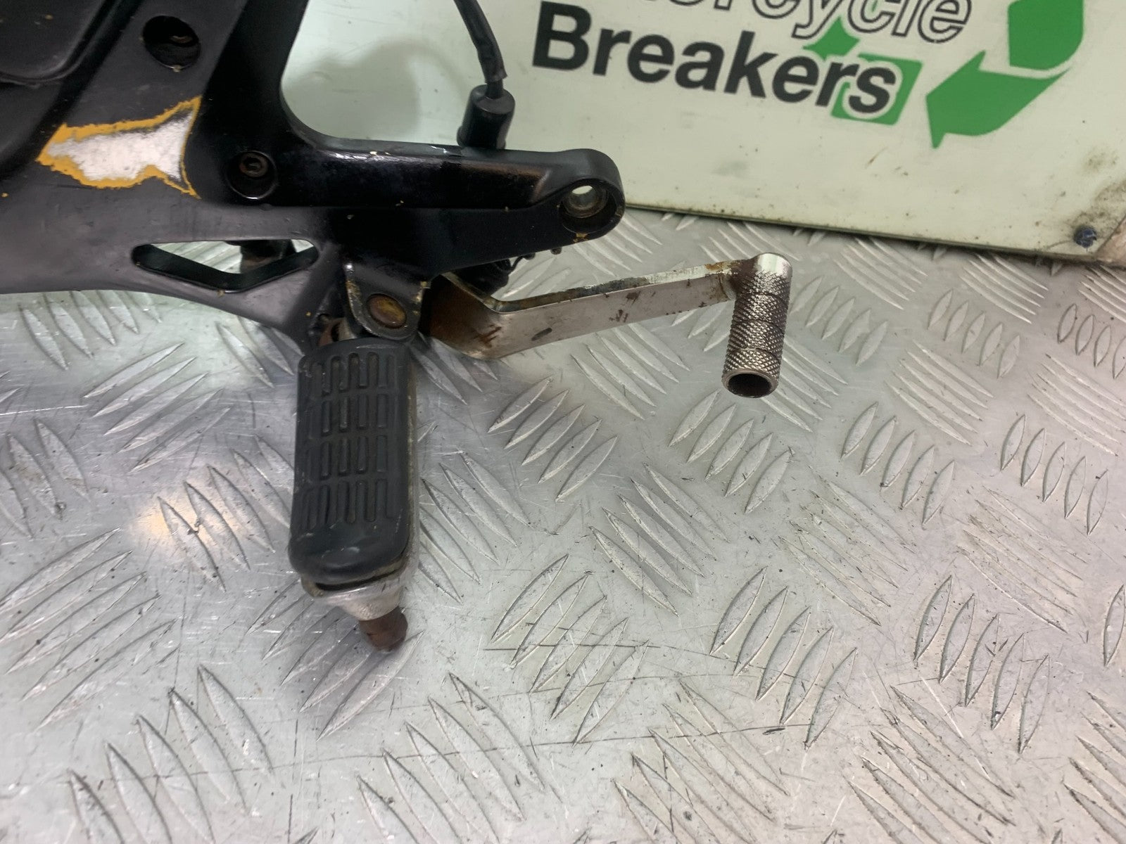 HONDA CBF600 CBF 600 RIGHT HANGER AND PEGS  YEAR 2004-07  (CMB1305)
