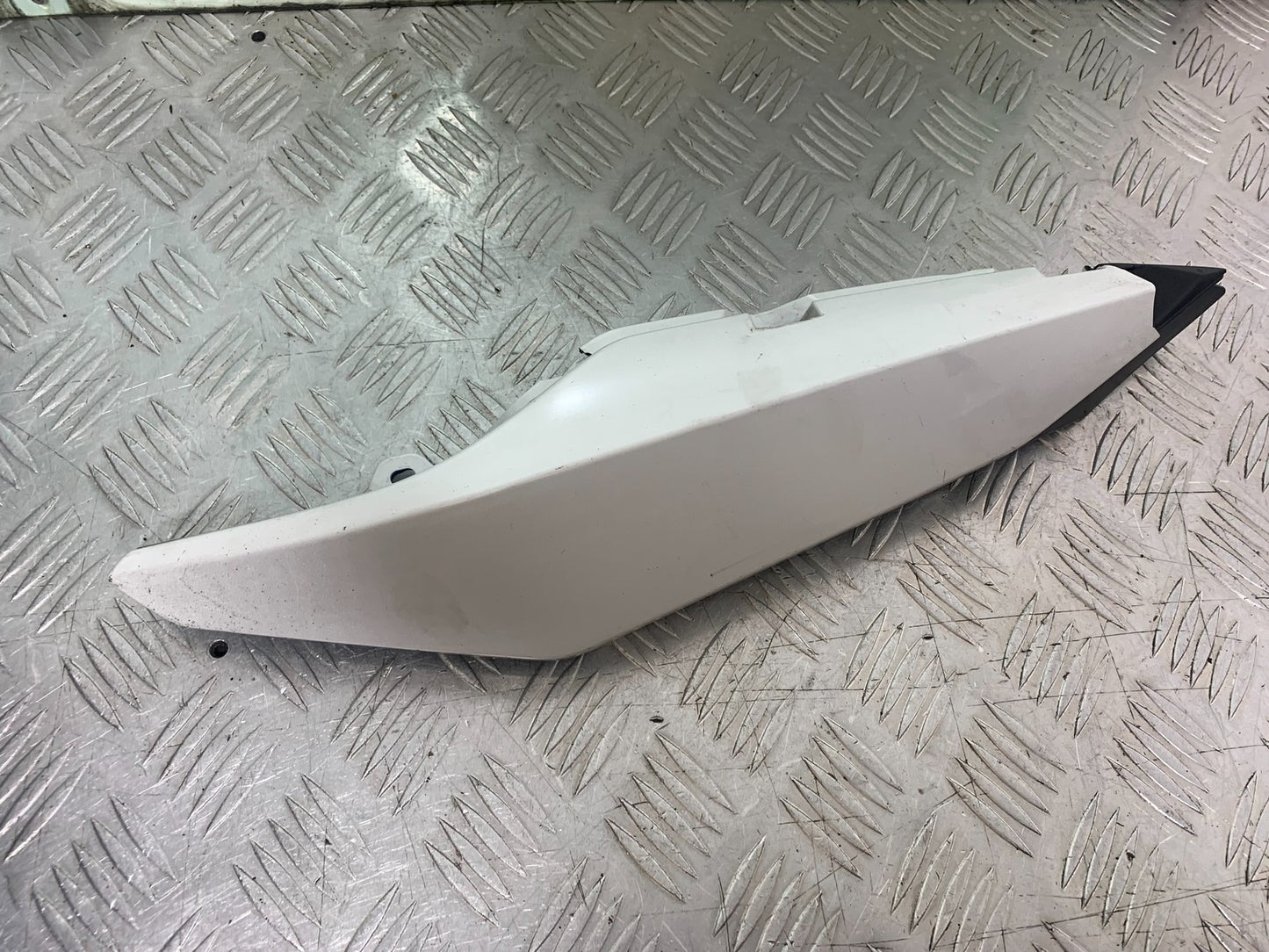 YAMAHA XJ6 XJ6-S LEFT SEAT PANEL YEAR 2009-2015  (CMB1212)