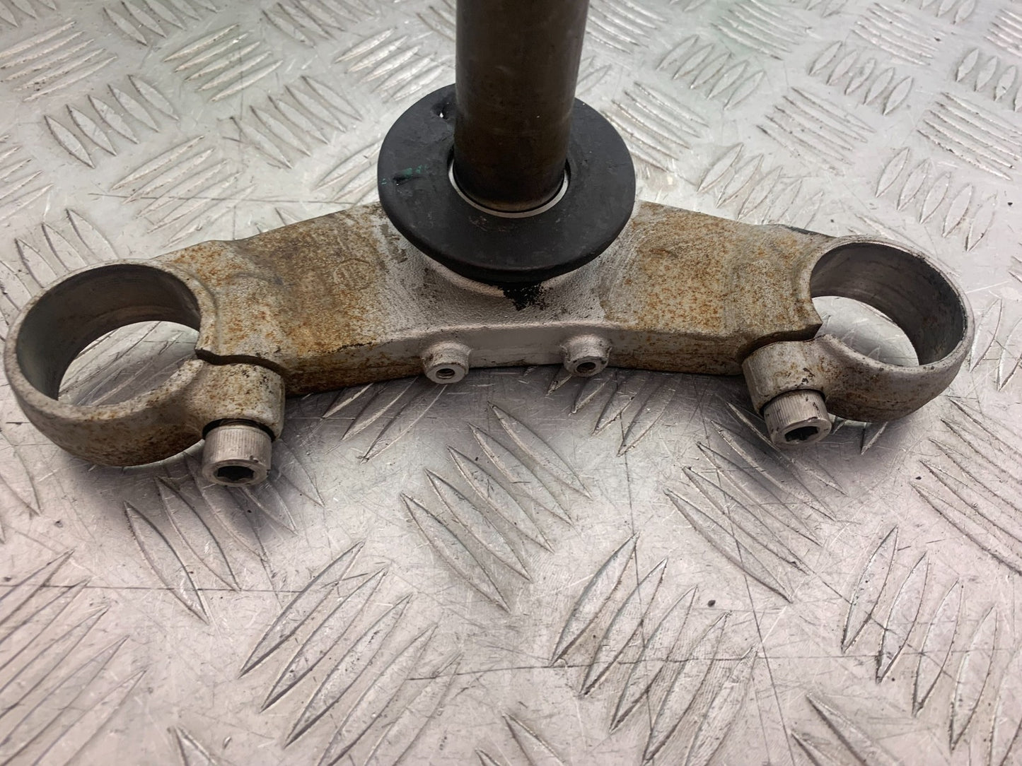 TRIUMPH 955i SPRINT ST BOTTOM YOKE 1999-2004 (CMB1176)