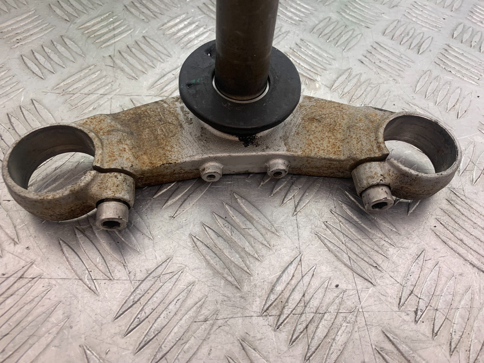 TRIUMPH 955i SPRINT ST BOTTOM YOKE 1999-2004 (CMB1176)
