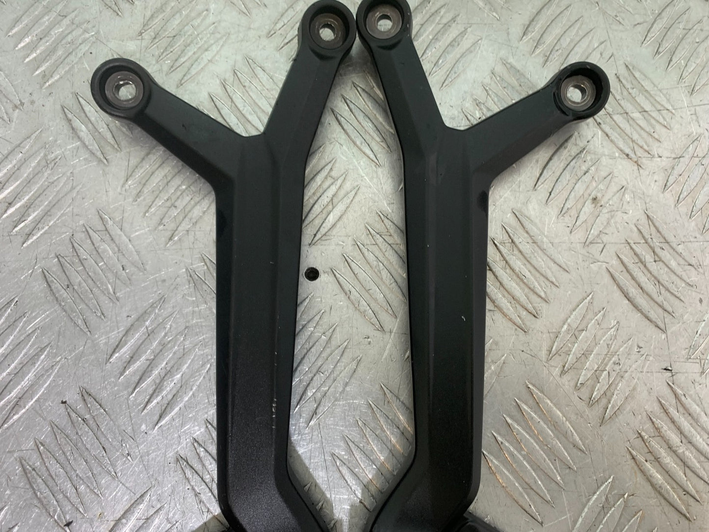 TRIUMPH TRIDENT 660 REAR HANGER SAND PEGS   YEAR 2021-2024 (CMB1295)