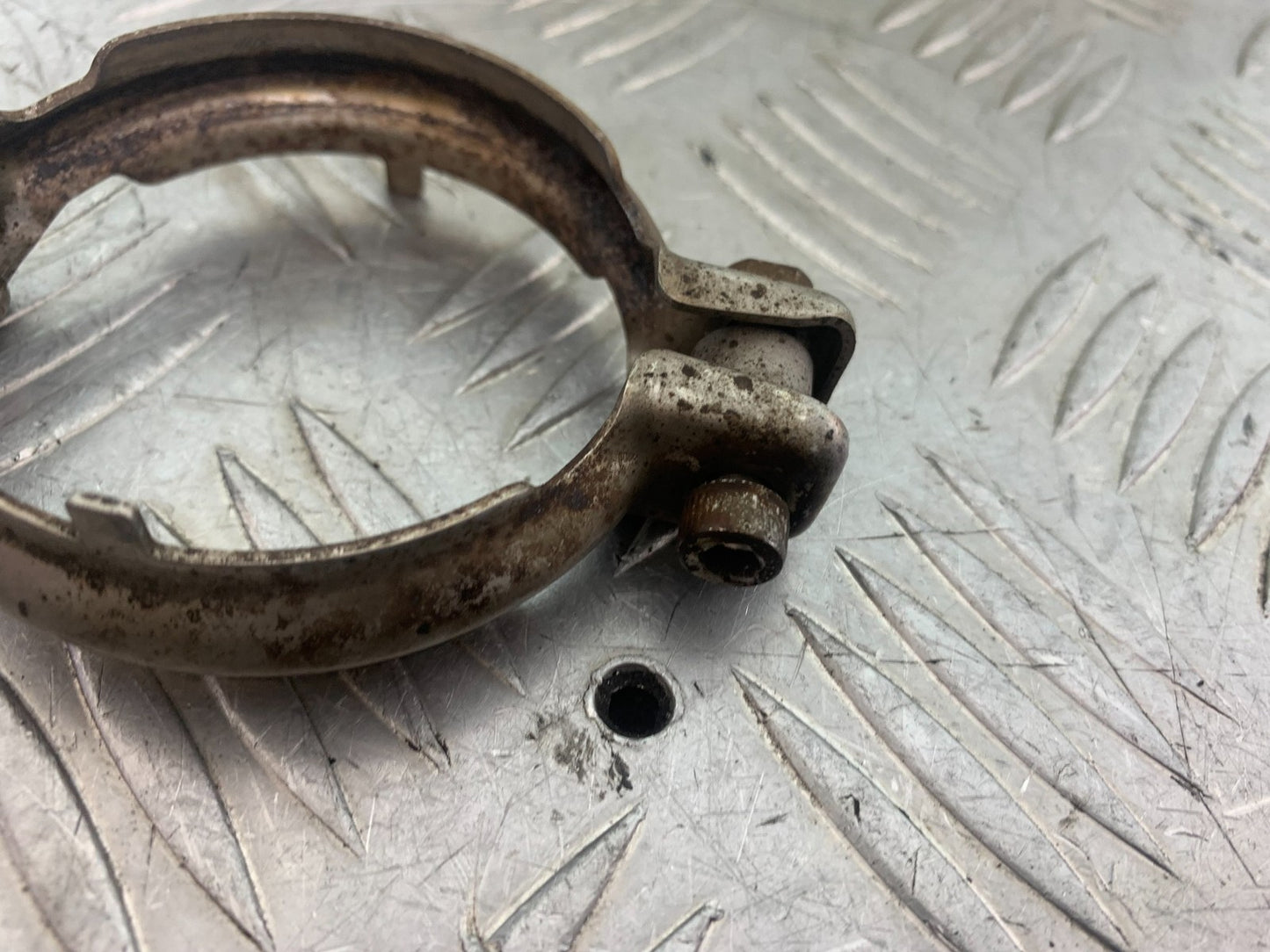 YAMAHA YZF R1 14 B BIG BANG EXHAUST CLAMP   2009-14 (CMB1175)
