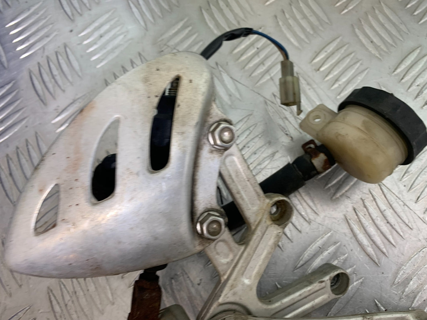 TRIUMPH T509 SPEED TRIPLE FRONT RIGHT HANGER  YEAR 1997-1998 (CMB1144)