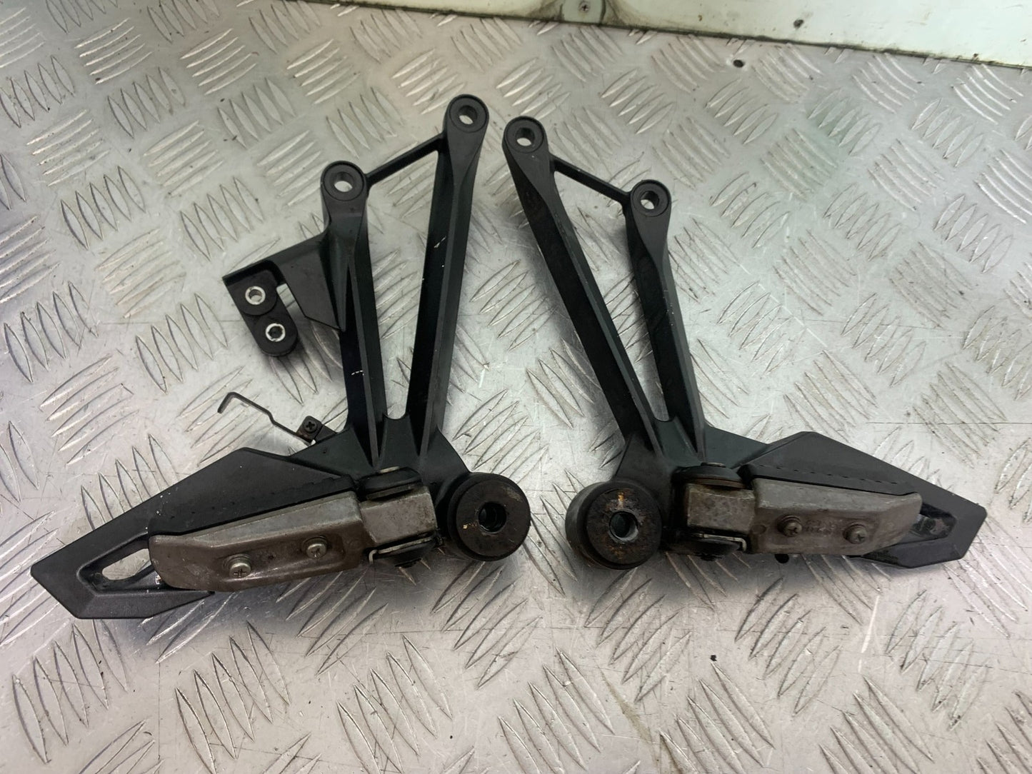 KAWASAKI Z1000 SX REAR HANGERS AND PEGS  YEAR 2014-16 (CMB1264)
